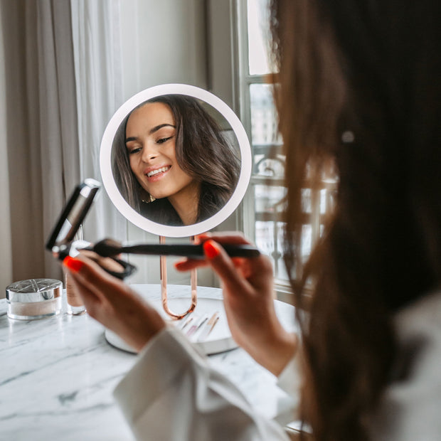 You can't go wrong with this exquisite white marble design makeup mirror. The mirror has 3 kind of tone LED lights that will give you perfect reflection of color and optimal light to apply make-up and to strengthen your Browgame. This high definition mirror comes with a removable small magnetic mirror (7x magnifying) for easy tweezing.