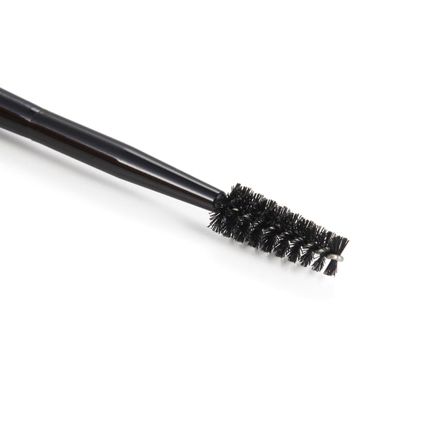 A dual-ended brush for applying powder, pomade and brow gel. The densely packed angled brush creates hairlike strokes while the soft spoolie blends the product for a finish. Can also be used for applying eyeliner. Keep your brow game on top with this two-in-one tool! 