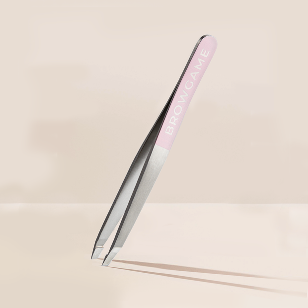 Browgame Cosmetic Slanted Tweezers allows precise, comfortable and easy plocking to get the perfect eyebrow. Handcrafted in Italy and designed to perform as new every time you use it.