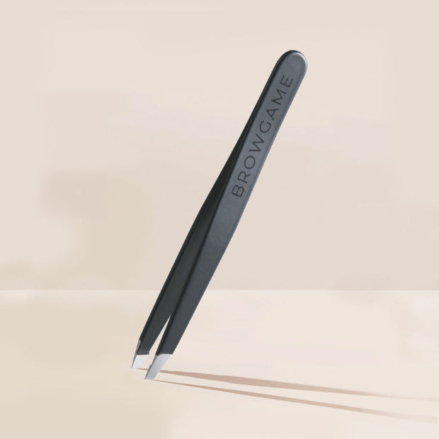 Top quality tweezer with a soft-touch rubber grip and a very precis tip that allows for easy and comfortable plucking. 