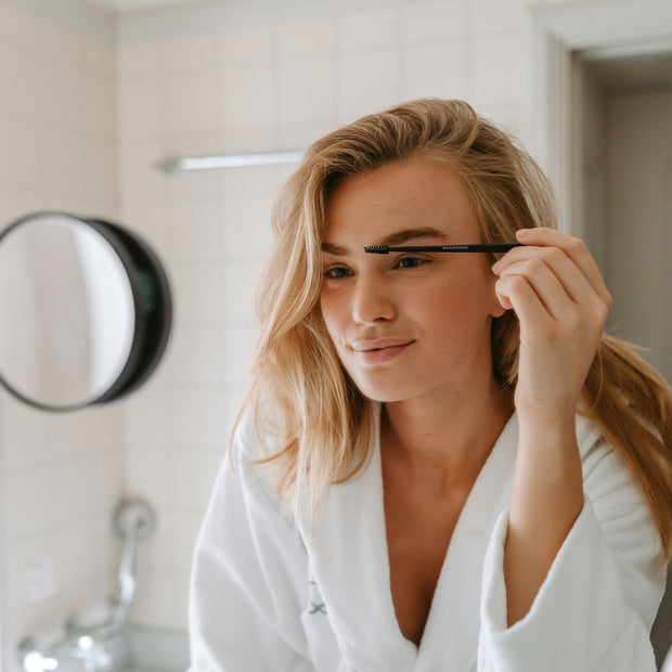 Browgame Cosmetics Signature Suction Mirror comes with a 10x magnifying glass and is made of ABS that makes it last for eternity. With this mirror from Browgame Cosmetics your brows will look perfect anytime and anywhere! 